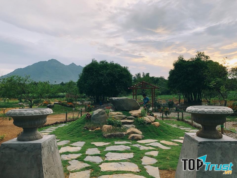 Góc sân vườn thoáng đãng dành cho một buổi chiều để hàn huyên, sân vườn rộng rãi