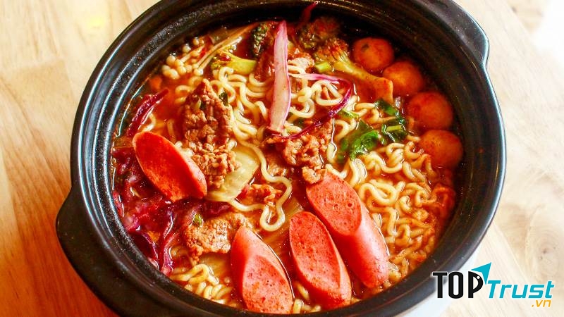 Tô mì cay Sasin tại quán