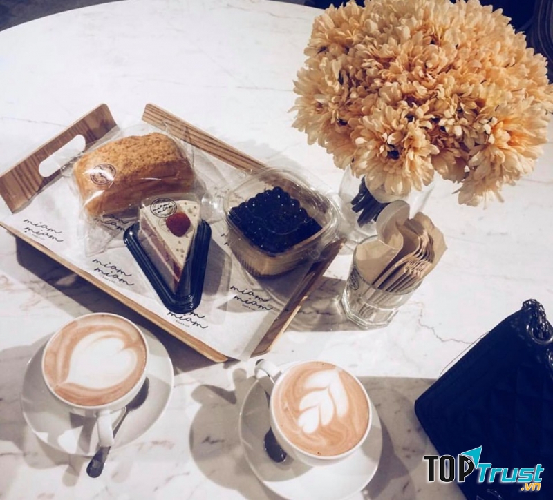 Trà bánh được chuẩn bị kĩ lưỡng