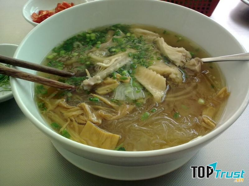 Một bát miến măng gà ngon ấm áp trong ngày Tết