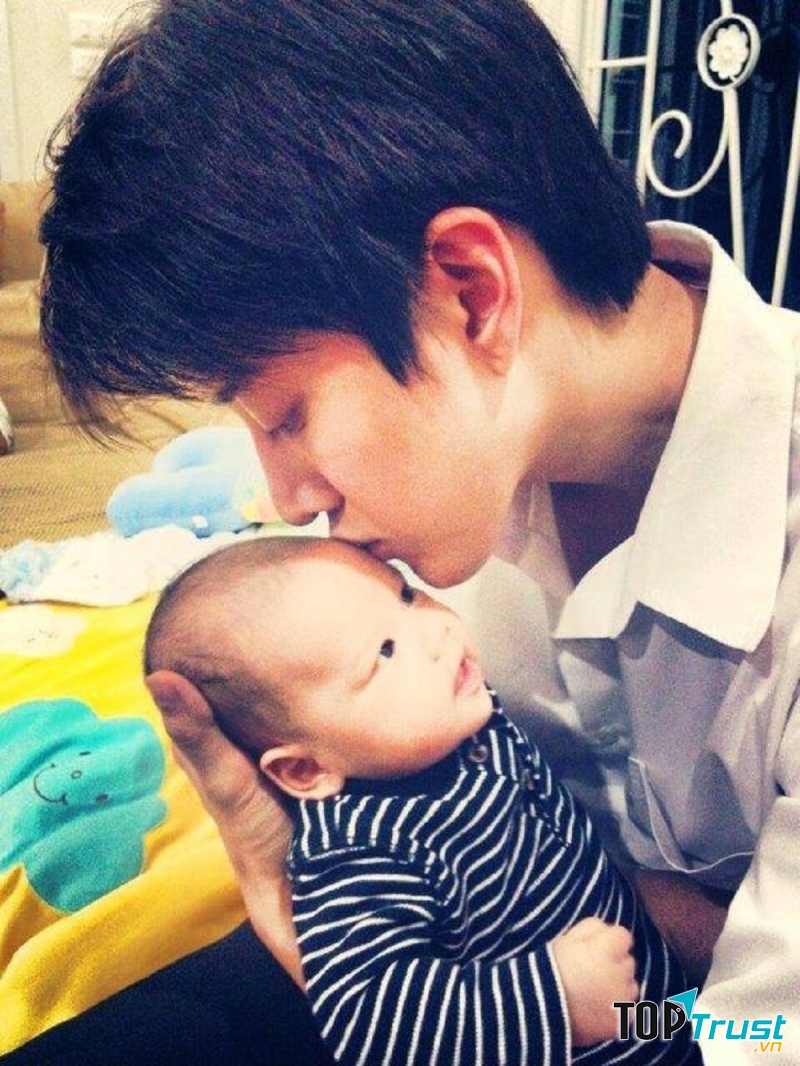 Ông bố đơn thân đẹp trai nhất Thái Lan