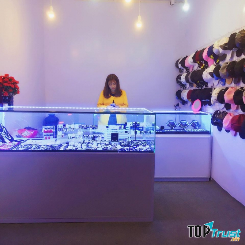 Cửa hàng Mina với đủ mọi loại phụ kiện, trang sức