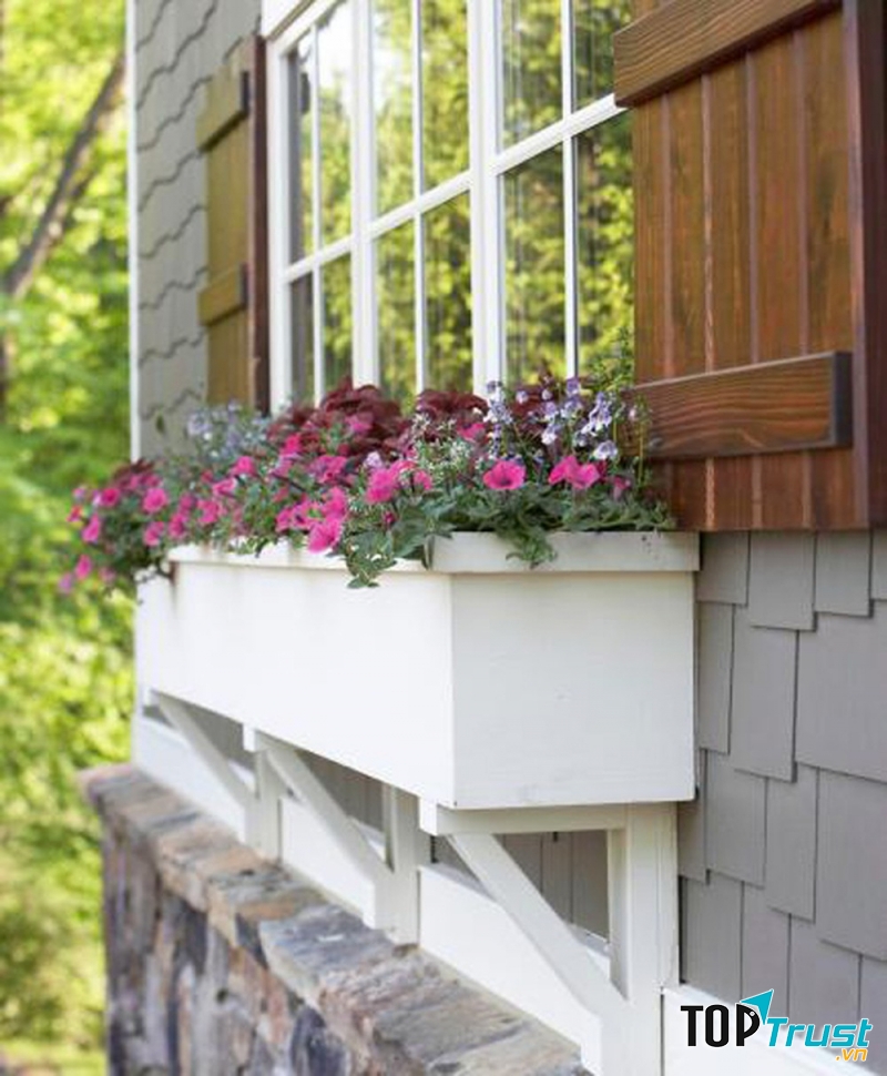 Mở cửa sổ  xua đuổi những điều tiêu cực của năm cũ ra khỏi cửa.