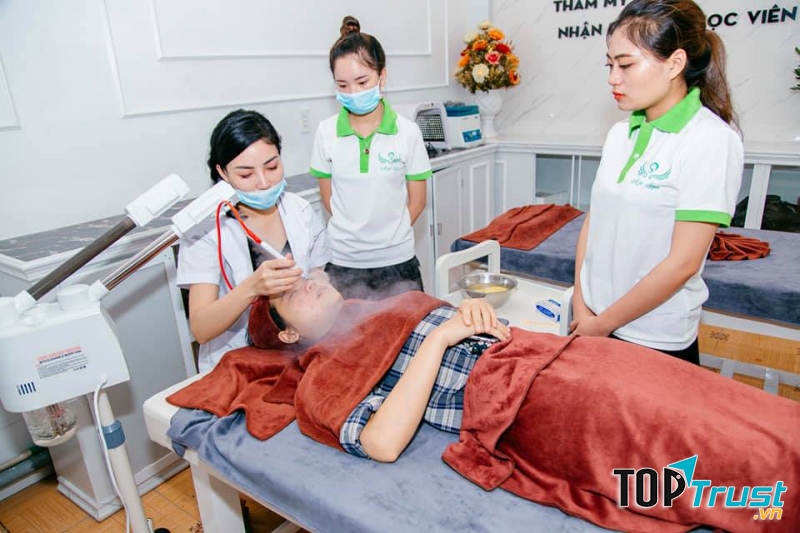 Các học viên đang tham gia học thực hành trực tiếp trên khách hàng tại Mộc Beauty Spa