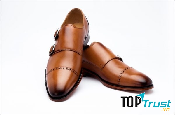 Monk strap có chi tiết khuy giày bắt ngang qua phần thân trên để thay thế cho dây buộc