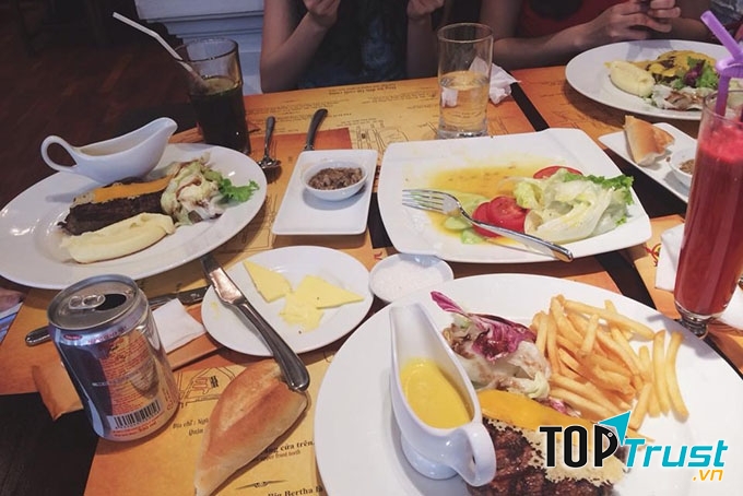 Một bàn ăn tại Moo Beef Steak II