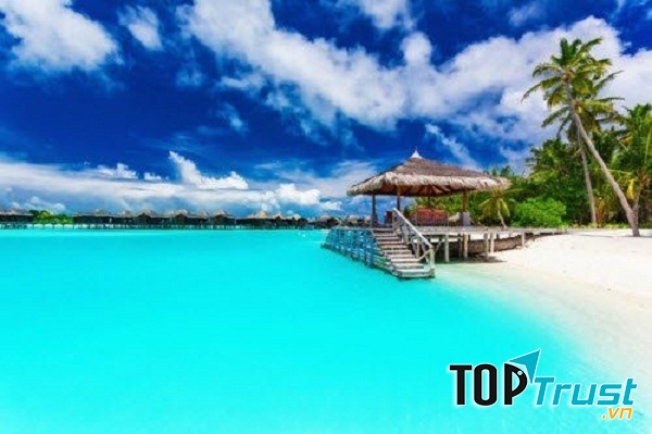 Đảo Moorea được bao quanh bởi hồ nước có màu xanh nhạt tuyệt đẹp