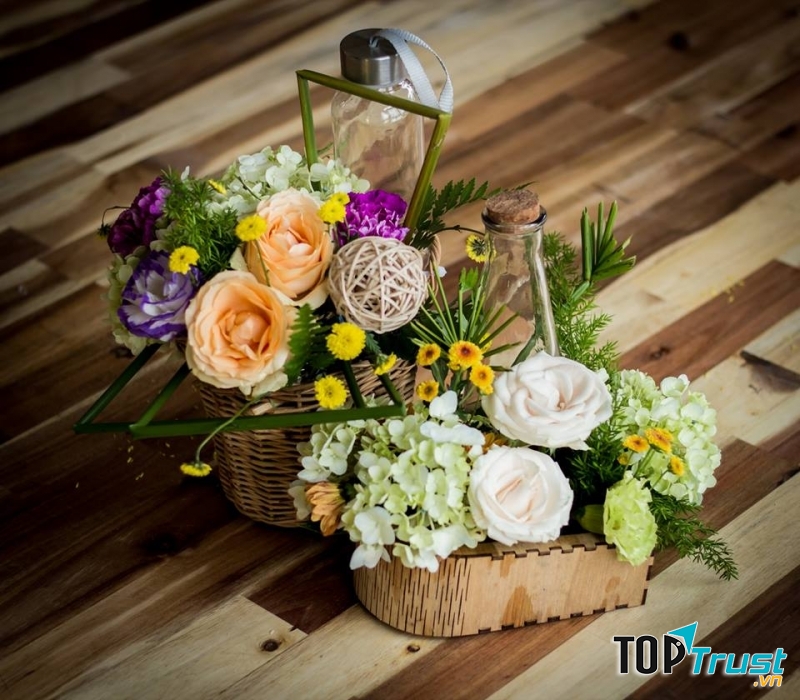 Giỏ hoa đầy nghệ thuật. Ảnh từ facebook của shop