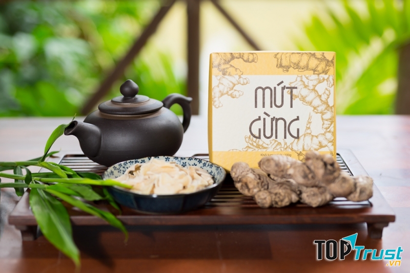 Mứt gừng bánh tẻ Nguồn Sống được làm từ 2 nguyên liệu chính là gừng bánh tẻ Tiền Giang và đường tinh luyện. Hoàn toàn không sử dụng thêm các chất phụ gia nào.