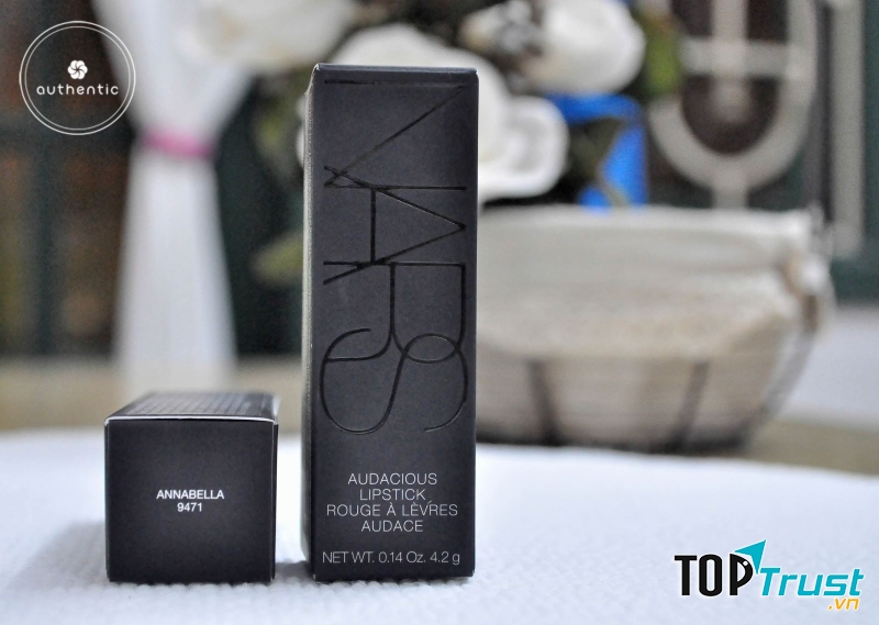Thiết kể vỏ của NARS Audacious Lipstick.