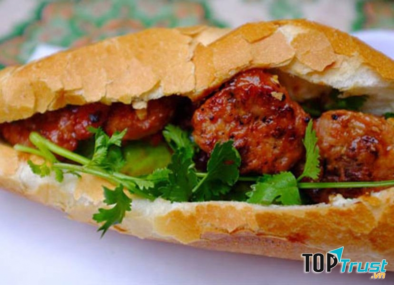 Thịt được tẩm ướp kĩ càng có cả nạc và mỡ ăn nhiều cũng không chán.