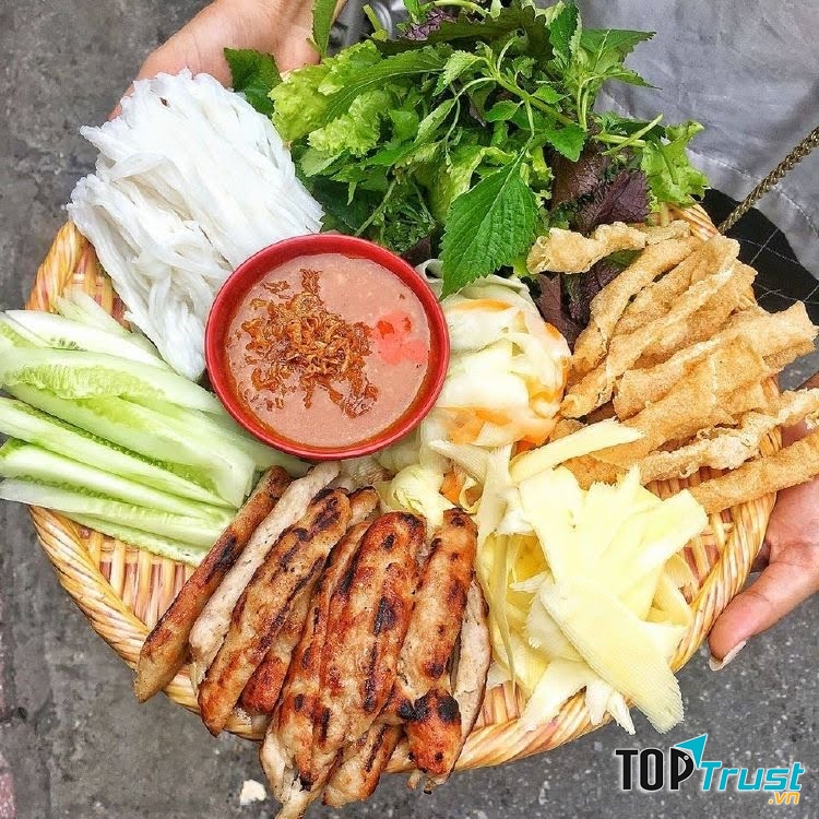 Mẹt nem nướng của quán