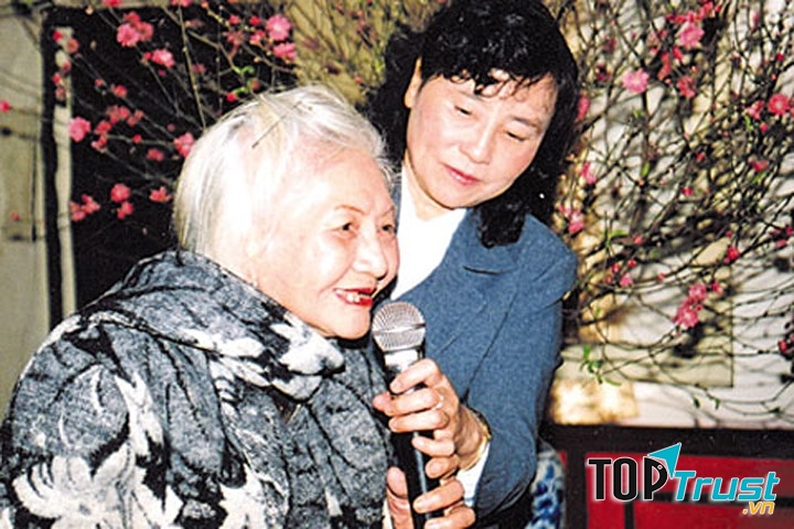 Nữ thi sĩ Ngân Giang lúc tuổi già (tay trái)