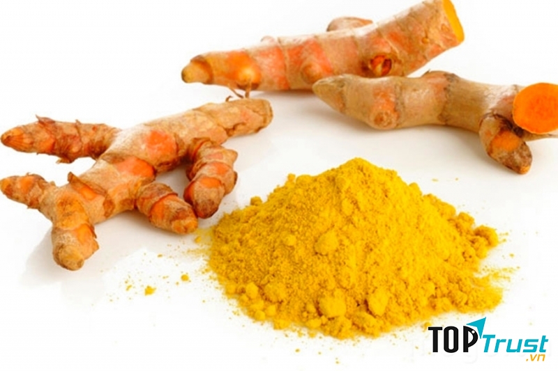 Nghệ vàng trong Đông y được dùng để chữa bệnh đau dạ dày, làm lành các vết thương lở loét hoặc dùng cho phụ nữ sau sinh khí huyết kém, da dẻ không được hồng hào.