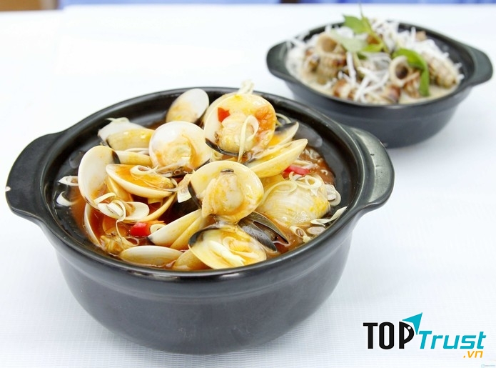 Nghêu rửa sạch, nêm gia vị cay, mặn, ngọt vừa ăn và nấu cùng với sả sẽ tạo nên một hương vị tuyệt vời.