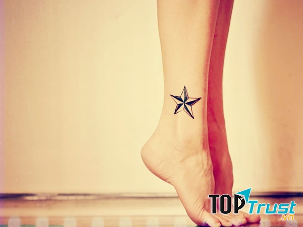 Tattoo ngôi sao rất dễ hài hòa khi kết hợp cùng nhiều hình khác. Và cả khi chỉ đứng riêng mình nó cũng vẫn cứ chất lì rồi.