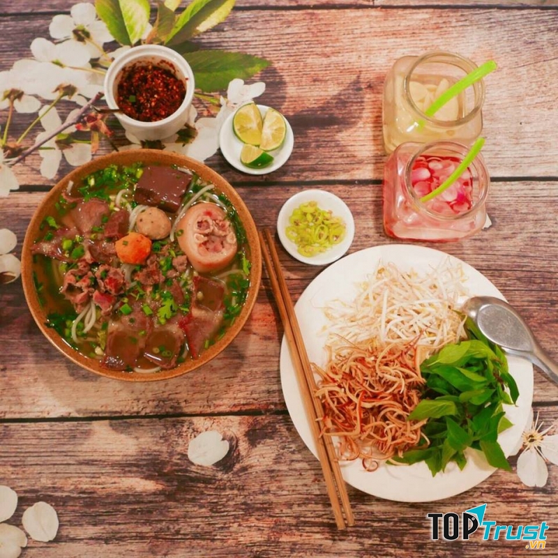 Bún bò Huế - Ngự Uyển