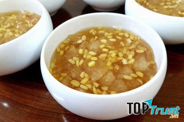 Chè bưởi sánh vàng đựng trong chiếc bát sứ trắng tinh.