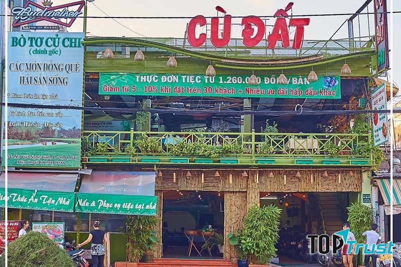 Là nhà hàng chuyên về các món bò thơm ngon, không gian sạch sẽ, ấm cúng và đặc biệt là dịch vụ vận chuyển thức ăn tận nơi cực kỳ nhanh chóng chính là điều mà Cù Đất luôn đẹp trong lòng khách ẩm thực.
