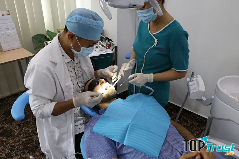 Khách hàng điều trị nha chu tại nha khoa Ucare