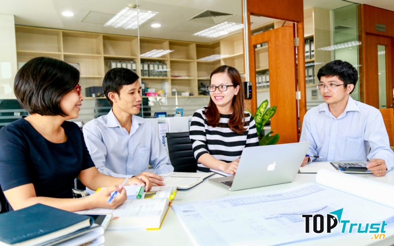 Nhân viên Pháp chế