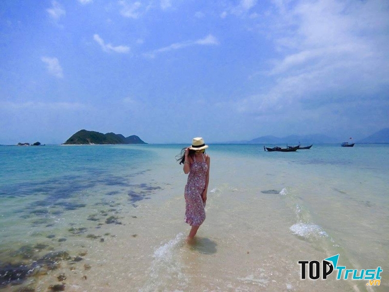 Du khách chụp hình check-in