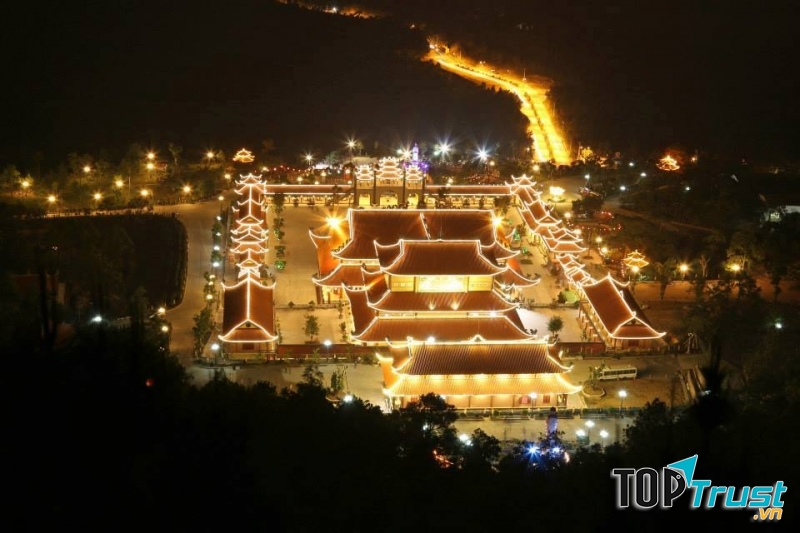 Chùa Ba Vàng về đêm