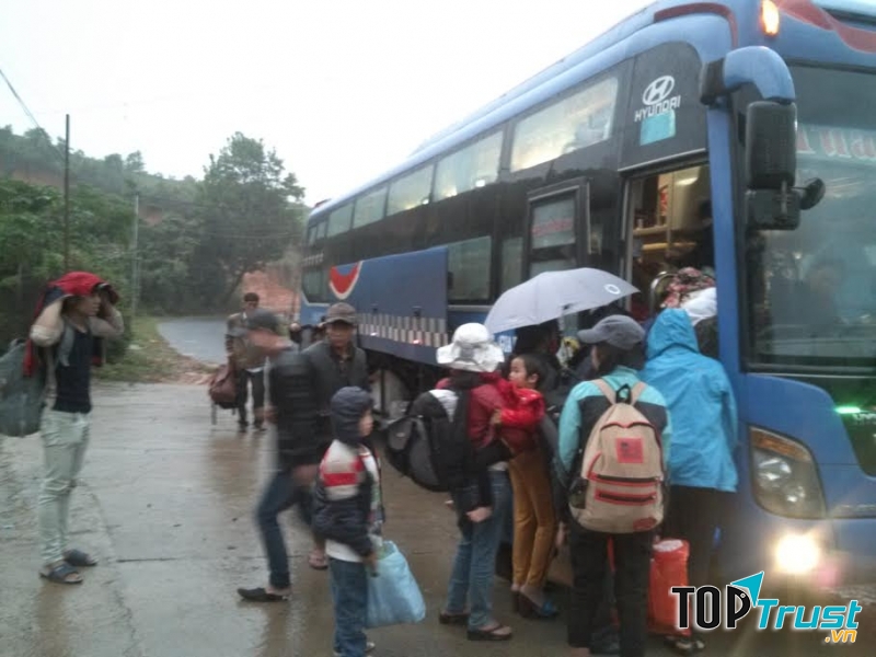 Dừng xe bắt khách vô tội vạ