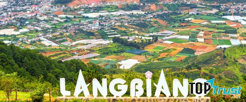 LangBiang được xem như nóc nhà của Đà Lạt.