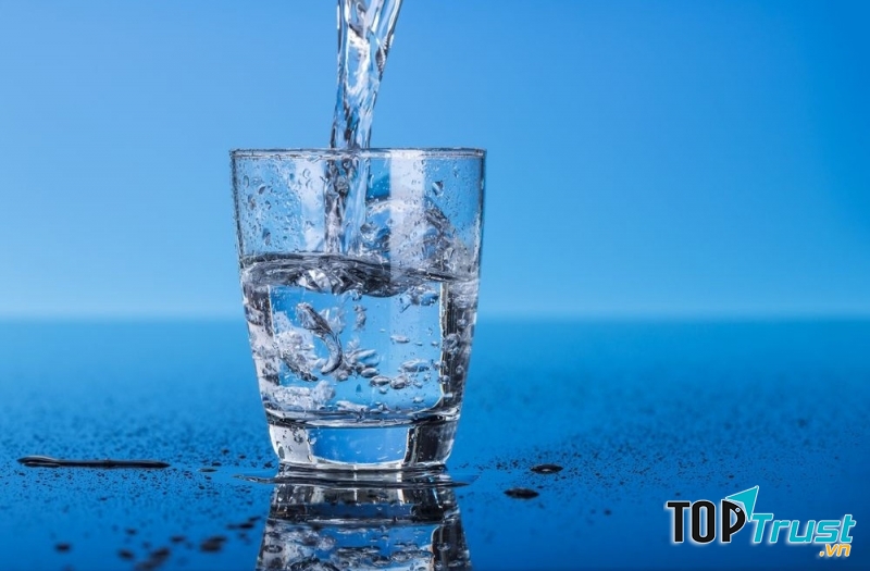 Uống một cốc nước lạnh vào buổi sáng giúp nhu động ruột, kích thích đi tiêu