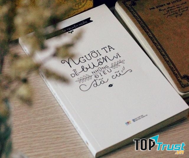 Hãy ngồi yên tĩnh ở một góc ưa thích nào đó, bên cạnh tách cafe sữa thơm dịu và những quyển sách.