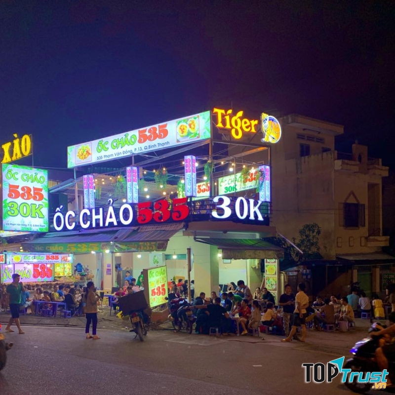 Không gian của quán khá rộng rãi