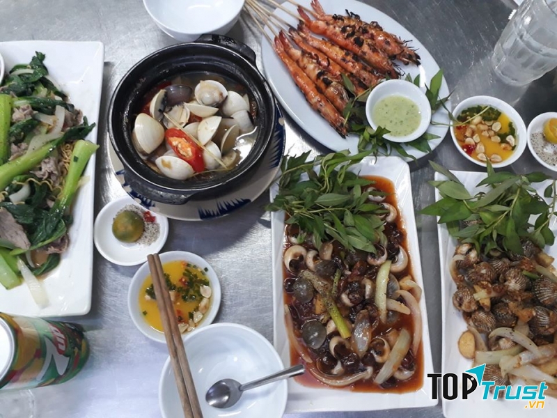 Tại Ốc Khánh 2 đồ ăn khá đa dạng