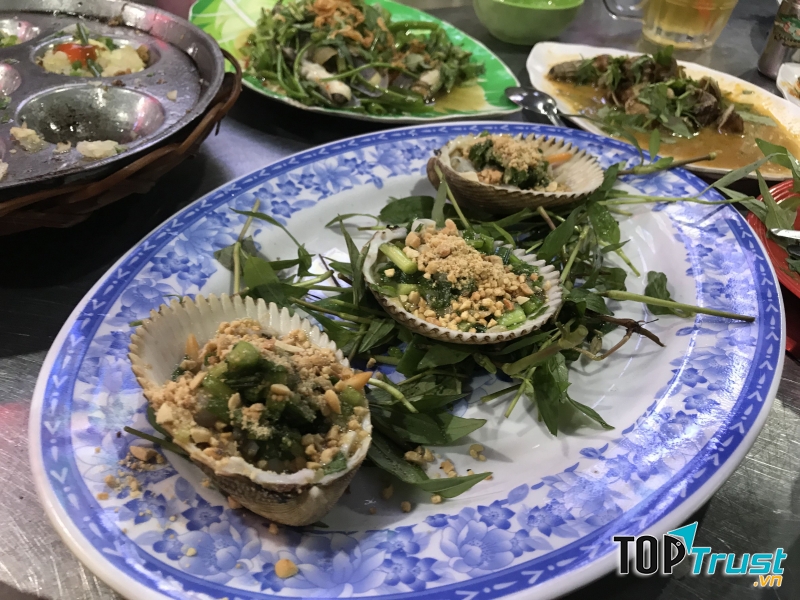 Điểm cộng ở quán này là chủ quán dễ thương và hiếu khách, thái độ phục vụ cũng chuyên nghiệp khiến nhiều khách hàng rất hài lòng