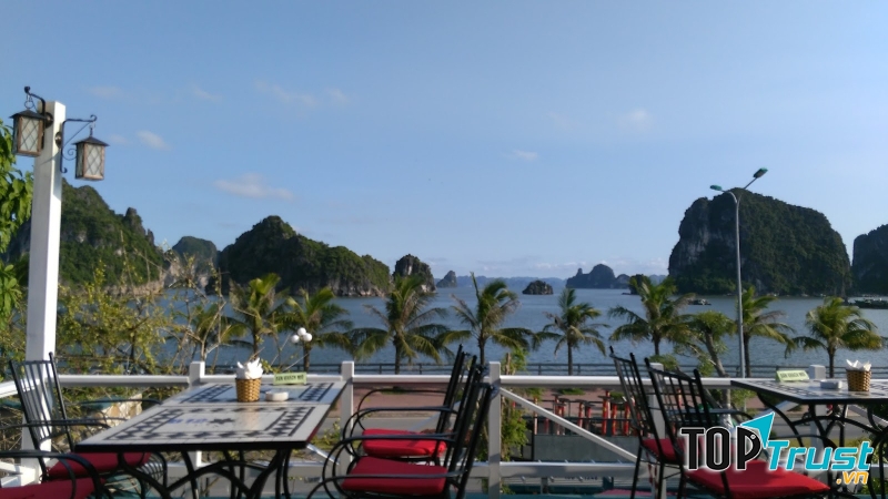 Quán được thiết kế theo phong cách cổ kính, vừa bước vào đã cảm thấy choáng ngợp trước cách thức bài trí đơn giản nhưng vô cùng sang trọng ấy