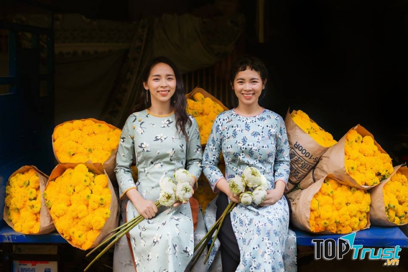 Đến với OLV bạn không thể nào rời mắt khỏi những chiếc áo dài vô cùng đẹp và mang phong cách vintage này