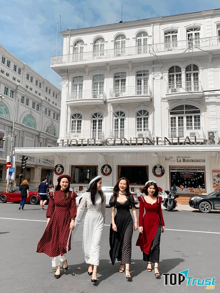 Điều đặc biệt là những chiếc áo dài đều được may theo số đo để đảm bảo phom dáng đẹp, phù hợp cho mỗi khách chứ không hề sản xuất đại trà