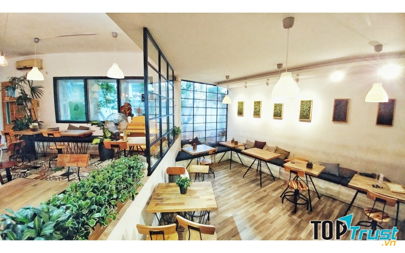 Không gian quán rộng rãi, hiện đại