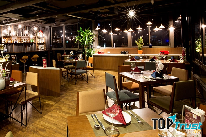 Panorama Restaurant & Bar Top nằm trên tầng thượng khách sạn Authentic Hanoi,