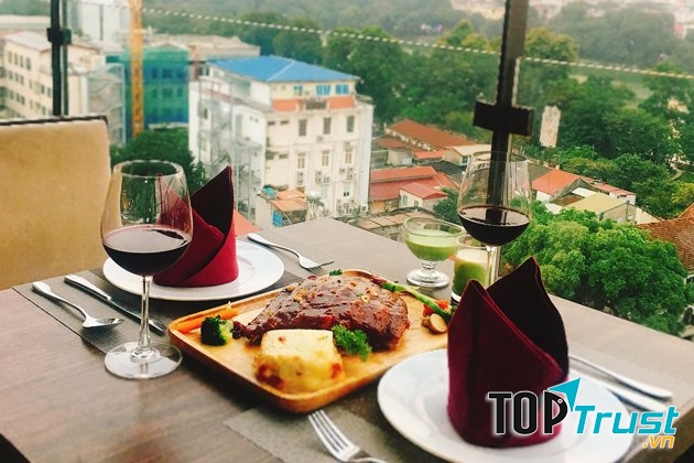 Bên cạnh thưởng thức những món ngon, bạn có thể ngắm nhìn khung cảnh tấp nập, lung linh của phố phường