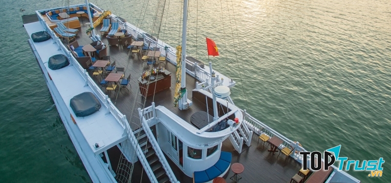 Khu tắm nắng nhìn từ trên cao