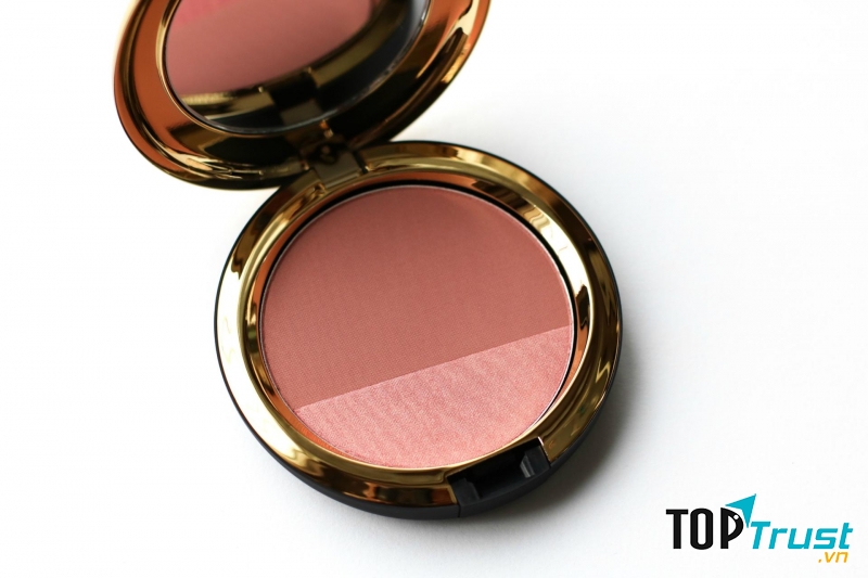 Màu má của MAC được chia làm hai dòng chính: dòng có nhũ và dòng không nhũ.