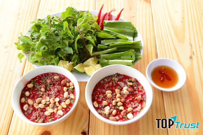 Bát tiết canh dặc trưng của quán