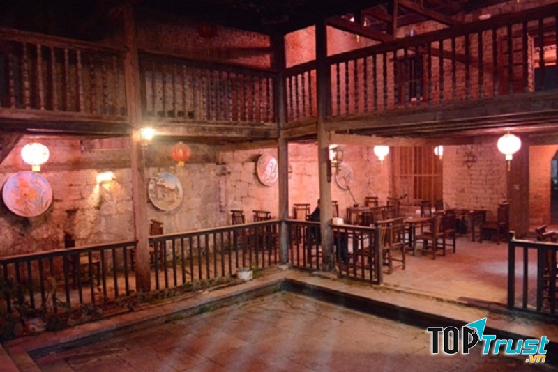 Thứ ánh sáng chiếu rọi duy nhất ở đây phát ra từ những chiếc đèn lồng đỏ, kết hợp với màu gạch non chưa nung khiến không gian thêm phần bí ẩn.