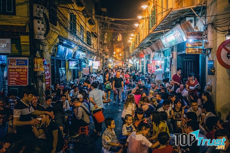 Phố Tạ Hiện ngắn và hẹp nhưng khá là tấp nập