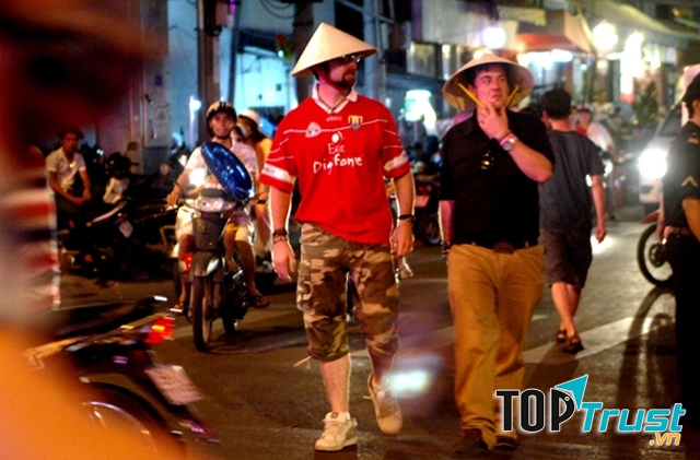 Khách du lịch nước ngoài tại phố Tây