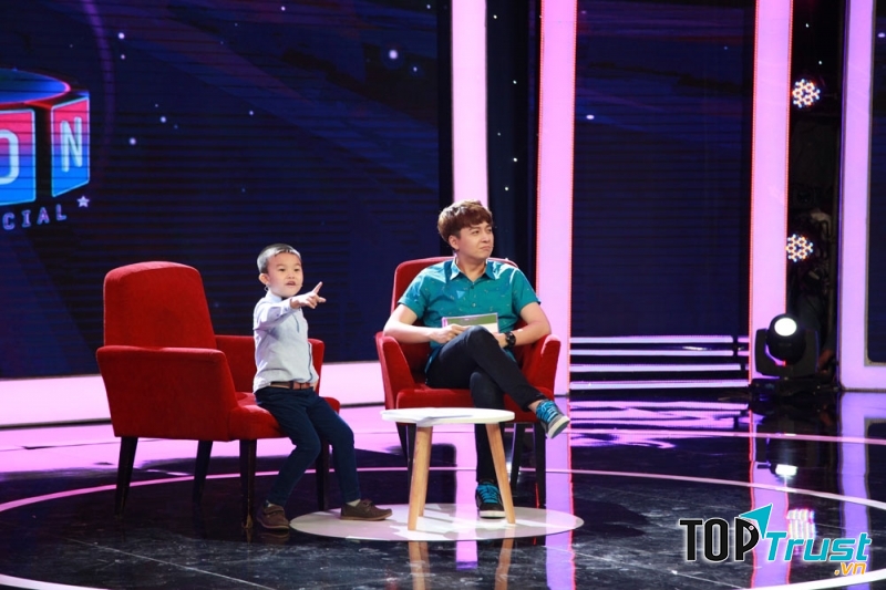 Bé Minh Khang và MC Ngô Kiến Huy