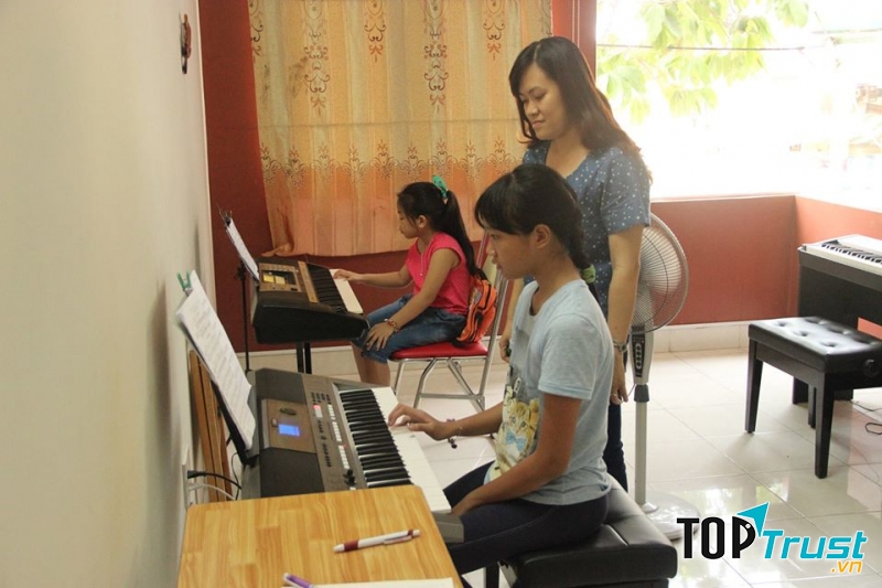 Lớp piano cô Thư