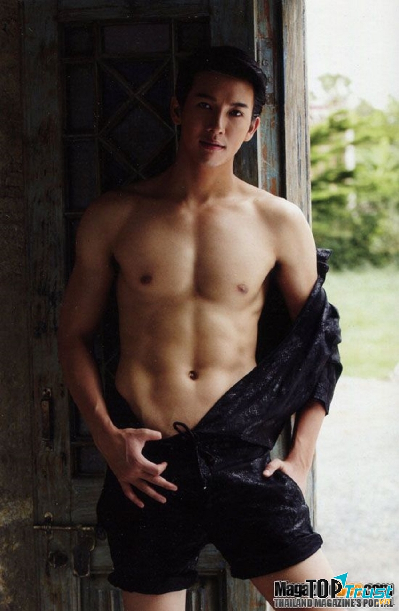 Gương mặt không góc chết và body chuẩn