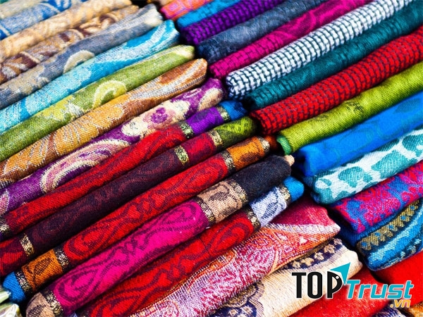 Lụa tơ tằm của Thái Lan, đa dạng về màu sắc và tinh tế trong kỹ thuật dệt may thủ công nên được khách quốc tế vô cùng yêu thích